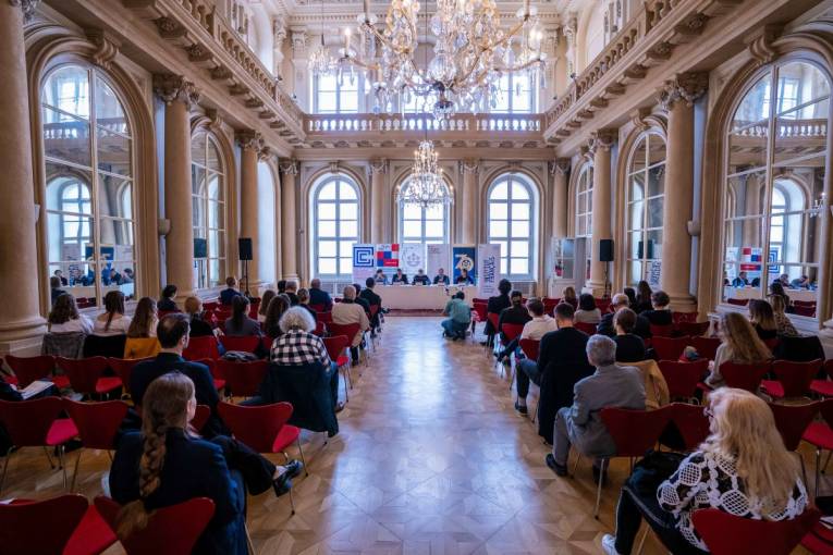 Konferencia sa konala v Zrkadlovej sieni Primaciálneho paláca v Bratislave