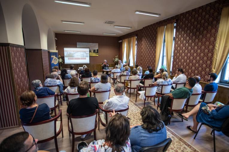 Jazykovedkyňa Sibyla Mislovičová počas prednášky Vivat scientia! Nech žije veda! v Lučenci