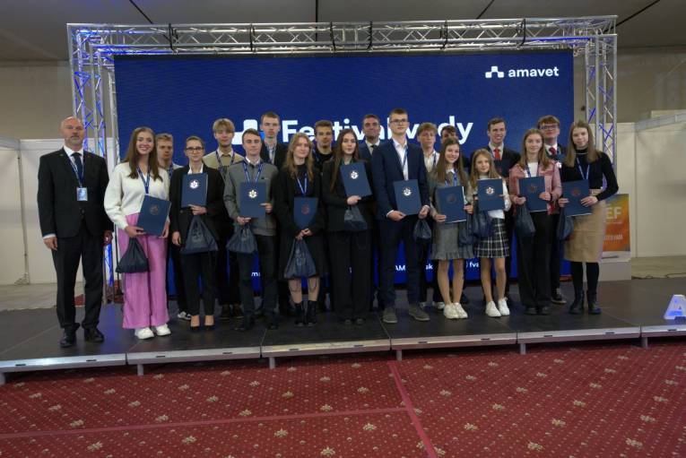Osemnásti víťazi, ktorí sa zúčastnia konferencie Mladá nádej slovenskej vedy