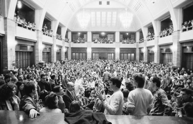 Študenti bratislavských vysokých škôl sa 21. novembra 1989 zišli v aule Univerzity Komenského a v priestoroch pred budovou na zhromaždení