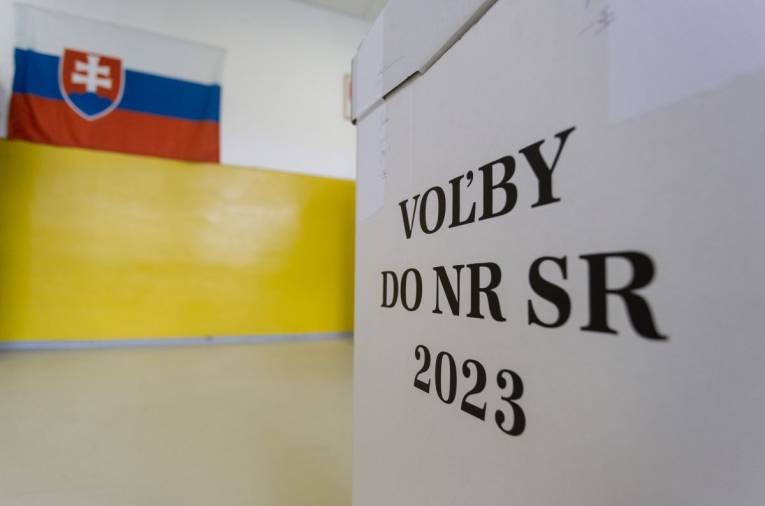 Zástava Slovenskej republiky s volebnou schránkou v priestoroch základnej školy v pohraničnej obci Čierne, okres Čadca 