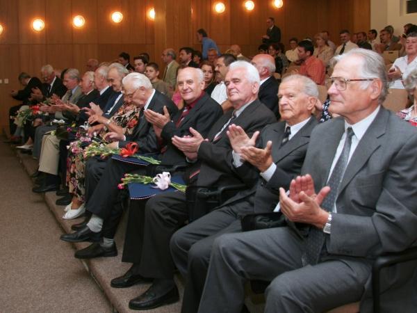 Významné osobnosti SAV 2007. V popredí Július Rajčáni, Oskar Markovič, František Hindák, Eduard Bublinec a Július Sedliak zastupujúci manželku Milenu Sedliakovú (sprava doľava).  