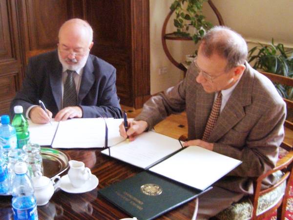Protokol o spolupráci medzi SAV a PAUV podpisujú vedecký sekretár SAV Ľubomír Faľťan (vľavo) a prezident  PAUV Janusz K. Bialas.