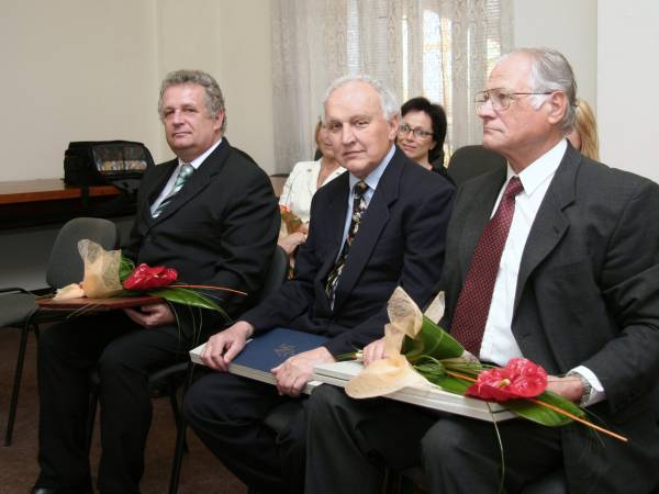 Trojica ocenených - zľava prof. Jaromír Pastorek, Milan Labuda a doc. Július Rajčáni.