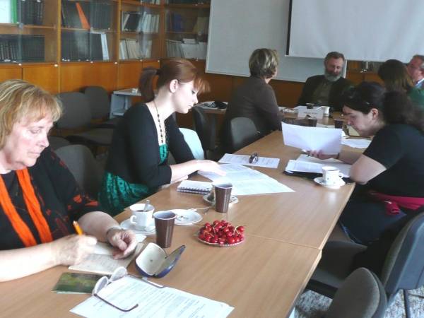 Pohľad do knižnice Geografického ústavu SAV počas tlačovej besedy. Vľavo publicistka Elena Ťapajová, vedľa (uprostred) Kristína Kohútova z agentúry SITA.