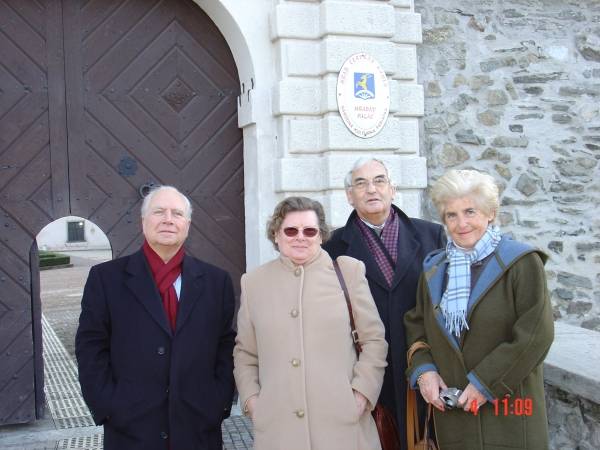 Prof. Mark Eyskens (vľavo) a prof. Niceas Schamp s manželkami pred hradom Červený Kameň. 