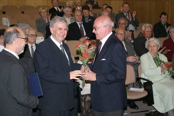 Kyticu preberá prof. MUDr. Branislav Lichardus, DrSc., predseda SAV v rokoch 1992-1994 