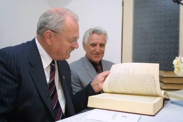 Prezident Ivan Gašparovič si prezerá faksimile Kamaldulskej Biblie