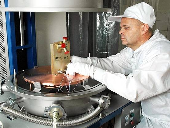 Ján Baláž  pripravuje detektor energetických elektrónov PEEL na prvé vákuové testy.