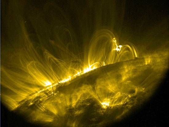Obrázok detailu slnečnej koróny zachytávajúci spleť slučiek magnetického poľa nad slnečným limbom. Tieto koronálne útvary vidíme vďaka žiareniu 8-krát ionizovaných atómov železa, ktoré vzniká pri teplotách okolo 1 milióna Kelvinov. (TRACE, NASA/Lockheed)