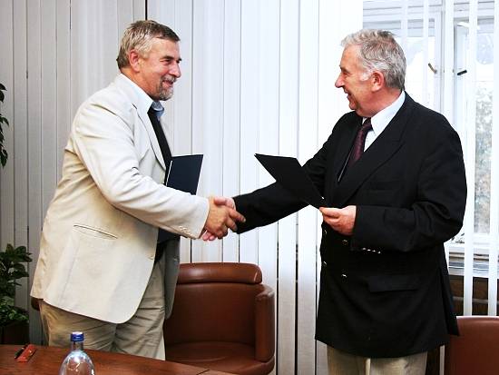 Peter Maráky a prof. Štefan Luby (vpravo) po podpise Rámcovej zmluvy o spolupráci (arch. fotografia).