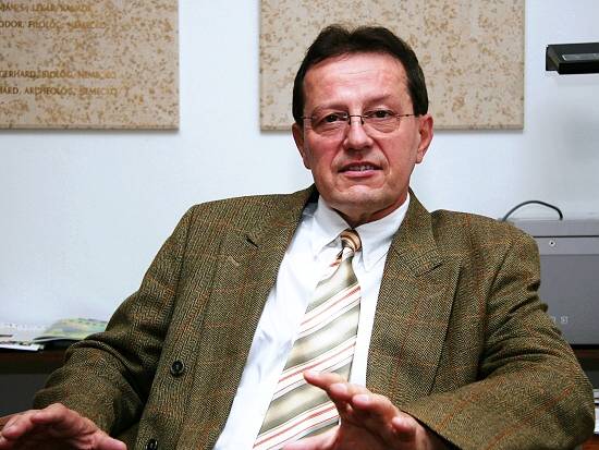 Prof. Iwar Klimeš ešte vo chvíli, keď mal obhajovať svoju kandidatúru pred Predsedníctvom SAV.