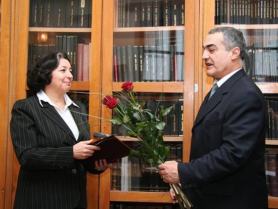 Ognian Garkov odovzdáva Márii Koškovej vysoké ocenenie Bulharskej akadémie vied in memoriam pre jej manžela...