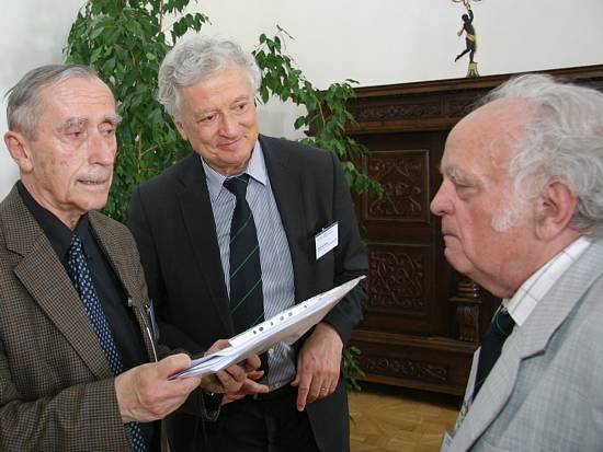 Traja poprední vedci - (zľava doprava) prof. Yohanan Friedmann, Manfred Osten a Marián Gálik.