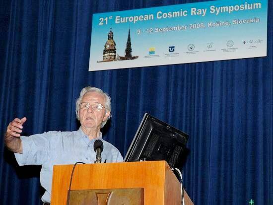 Najvýznamnejším hosťom sympózia bol prof. A.W. Wolfendale. Na snímke je pri prezentácii výsledkov, ktoré ukazujú veľké otázniky nad súvislosťami medzi kozmickým žiarením a nízkou oblačnosťou. O tejto otázke sa veľmi intenzívne diskutuje v posledných rokoch. Spoluautormi referátu boli aj slovenskí odborníci.