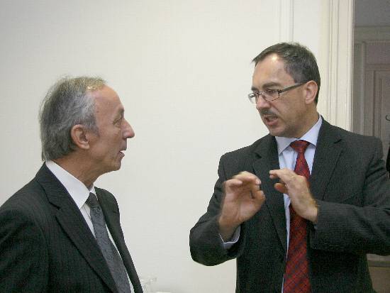 Riaditeľ EÚ SAV prof. Milan Šikula a europoslanec Vladimír Maňka diskutovali aj počas prestávky.