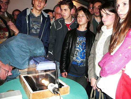 Študenti Gymnázia sv. Tomáša Akvinského v Košiciach sa predstavili vlastnoručne vyrobenou hmlovou komorou na detekciu častíc.