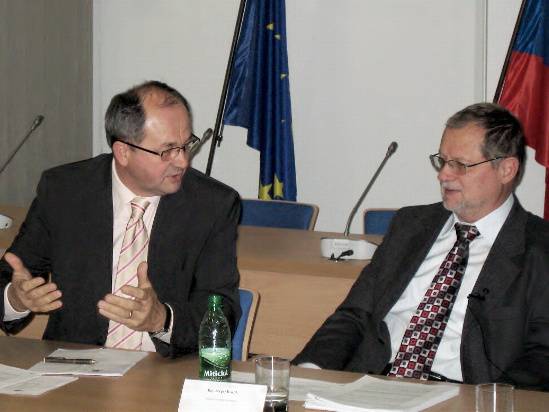 Predseda vedeckej rady EÚ SAV Viliam Páleník predstavuje europoslanca Sergeja Kozlíka.