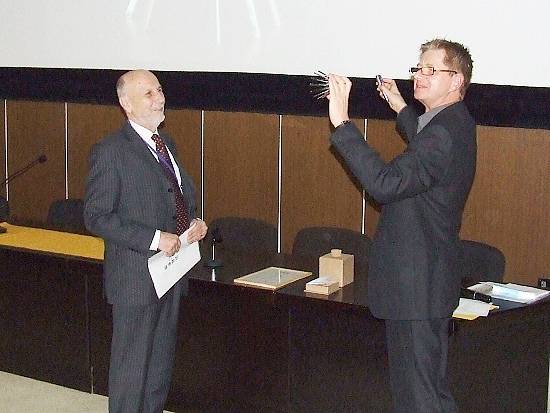 Prof. Pavel Hozák (vpravo) odovzdáva ocenenie prof. Fedorovi Čiamporovi.