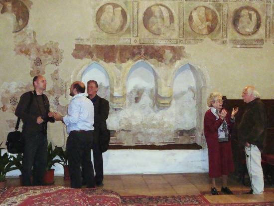 Účastníci konferencie počas exkurzie diskutujú v kostole františkánov v Keszthely. 