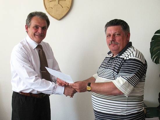 Riaditeľ Ústavu geotechniky SAV prof. Víťazoslav Krúpa (vľavo) prijíma dohodu o darovaní monitorovacej stanice od Petra Kršjaka z SPP.