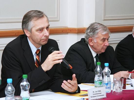 Hovorí člen Európskej komisie Ján Figeľ. Vpravo predseda SAV prof. Štefan Luby.