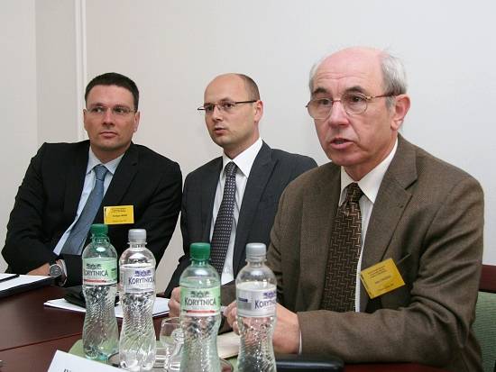 Na tlačovej konferencii informovali Rüdiger Werp (vľavo), prof. Ivan Chodák (vpravo), uprostred je tlmočník Filip Hochel.