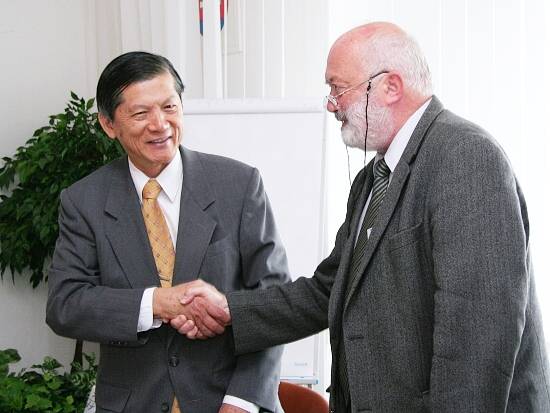 Dohoda po podpise potvrdená podaním rúk... Vpravo Ľubomír Falťan, vľavo Robert C. M. Chen.